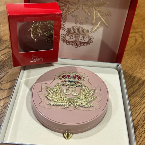 Christian Louboutin Accessories - Christian Louboutin
Teint Fetiche La Poudre Powder Case W/Charm